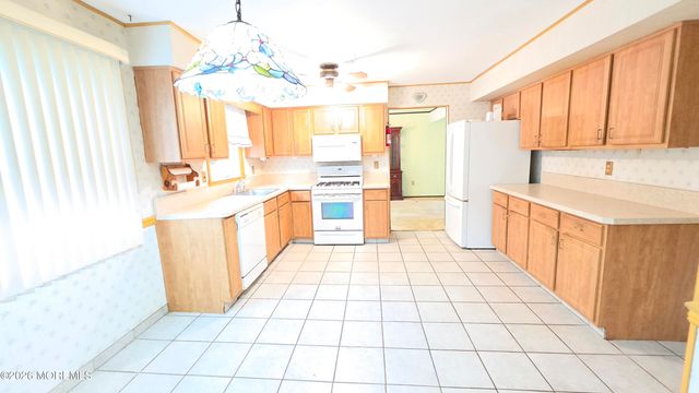 19 Brook Street, Farmingdale, NJ 07727