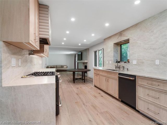 29523 Ravenscroft Street, Farmington, MI 48331