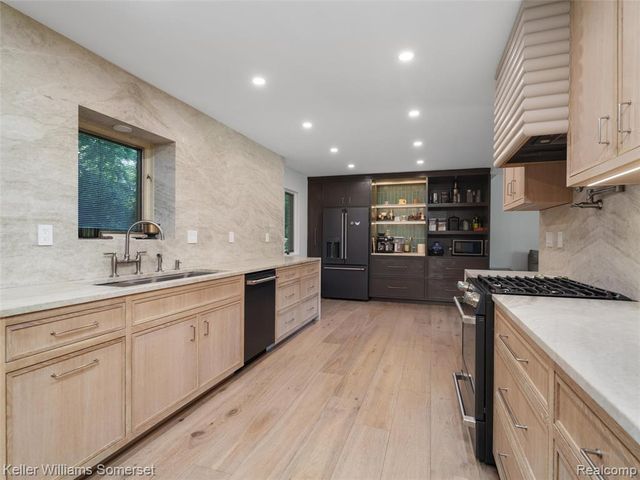 29523 Ravenscroft Street, Farmington, MI 48331