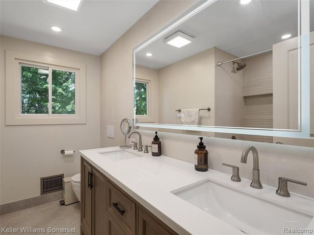29523 Ravenscroft Street, Farmington, MI 48331