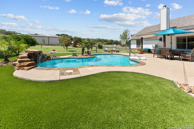 104 Woodcreek, La Vernia, TX 78121