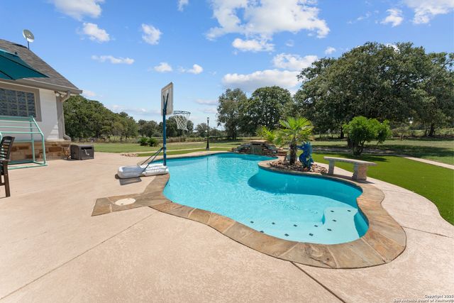 104 Woodcreek, La Vernia, TX 78121