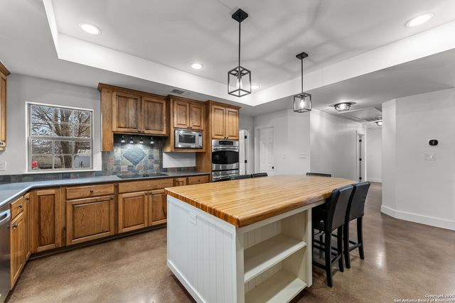 104 Woodcreek, La Vernia, TX 78121