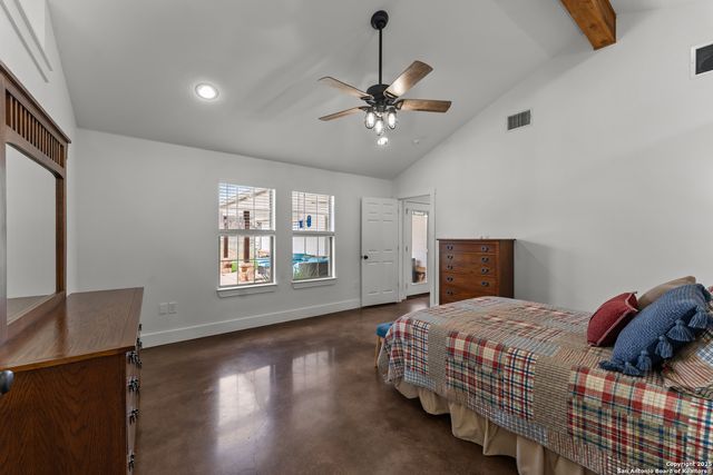 104 Woodcreek, La Vernia, TX 78121