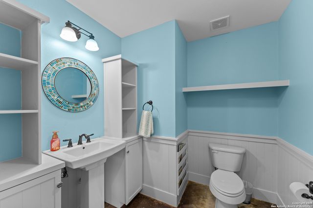 104 Woodcreek, La Vernia, TX 78121