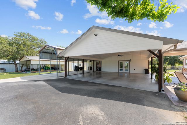 104 Woodcreek, La Vernia, TX 78121