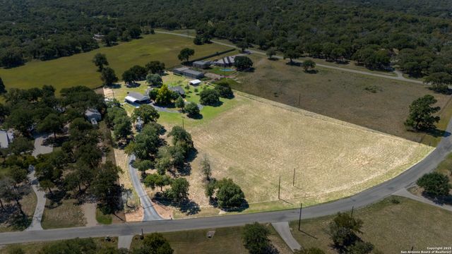 104 Woodcreek, La Vernia, TX 78121