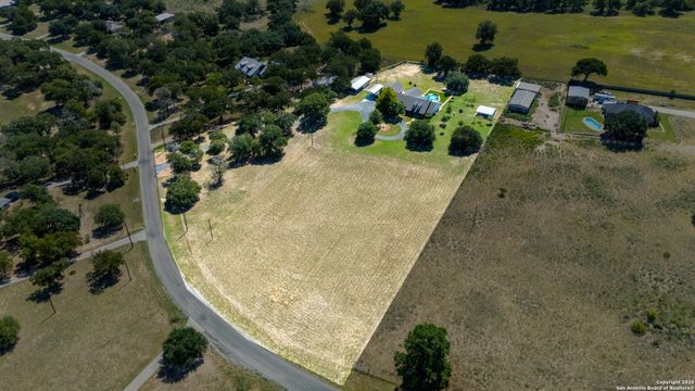 104 Woodcreek, La Vernia, TX 78121