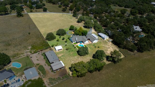 104 Woodcreek, La Vernia, TX 78121