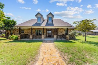 104 Woodcreek, La Vernia, TX 78121