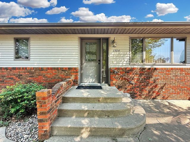 1304 2nd Ave SW, Minot, ND 58701