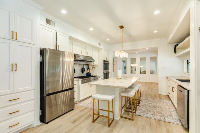 121 Catalpa Street, Lake Jackson, TX 77566