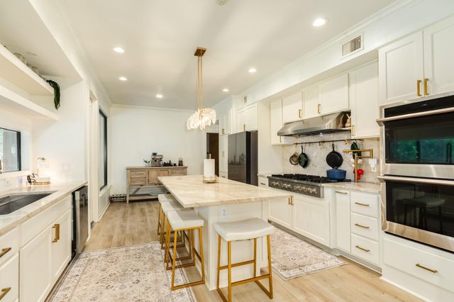 121 Catalpa Street, Lake Jackson, TX 77566