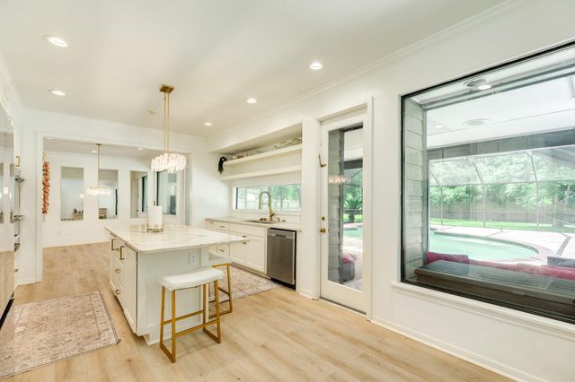 121 Catalpa Street, Lake Jackson, TX 77566