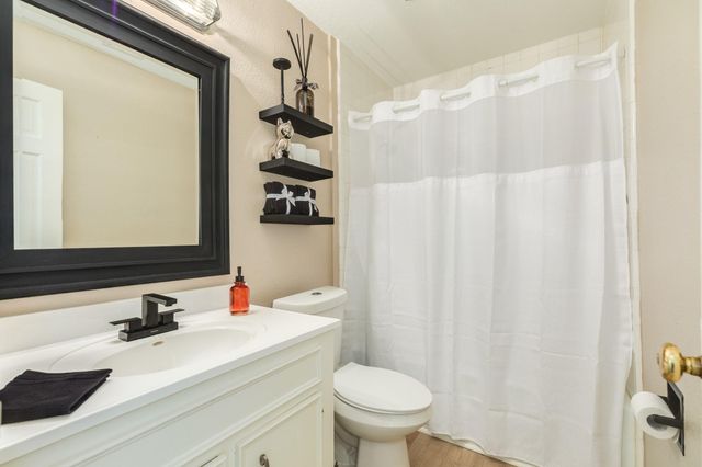 121 Catalpa Street, Lake Jackson, TX 77566