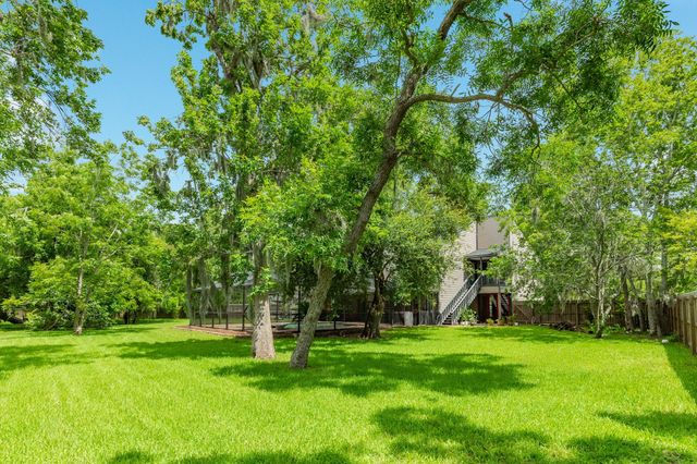 121 Catalpa Street, Lake Jackson, TX 77566