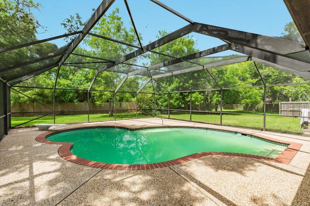 121 Catalpa Street, Lake Jackson, TX 77566