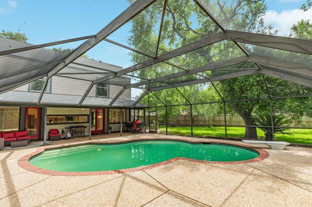 121 Catalpa Street, Lake Jackson, TX 77566