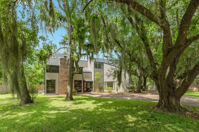 121 Catalpa Street, Lake Jackson, TX 77566