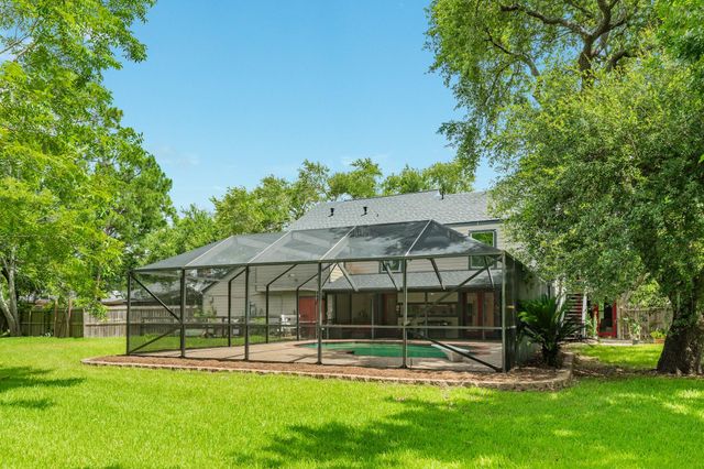121 Catalpa Street, Lake Jackson, TX 77566
