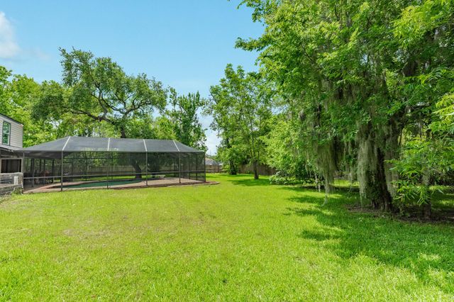 121 Catalpa Street, Lake Jackson, TX 77566