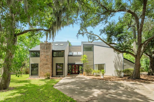 121 Catalpa Street, Lake Jackson, TX 77566