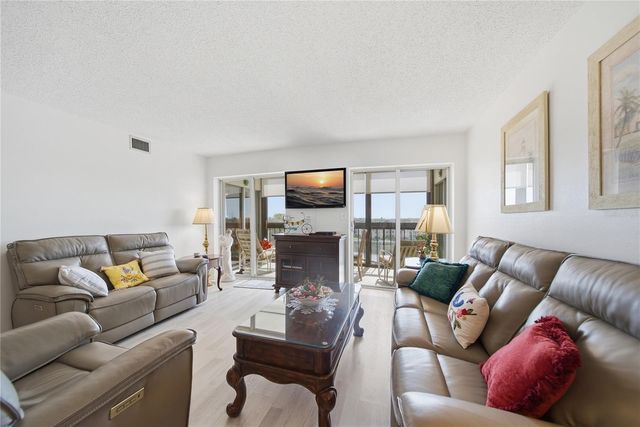 19029 US HIGHWAY 19 N 9-401, Clearwater, FL 33764