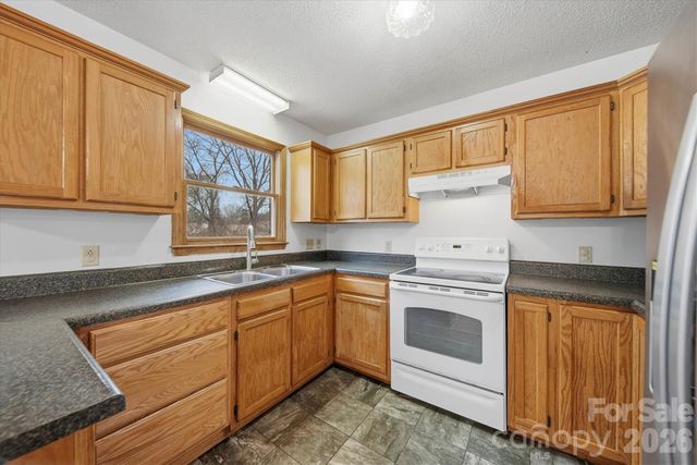 1118 St Michaels Drive SE, Conover, NC 28613