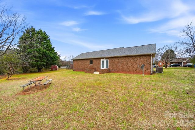 1118 St Michaels Drive SE, Conover, NC 28613