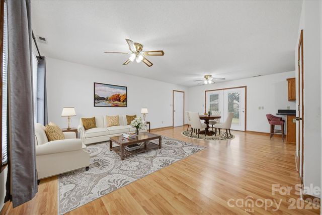 1118 St Michaels Drive SE, Conover, NC 28613