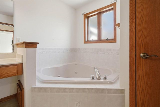 437 Emerald Hills DRIVE, Fredonia, WI 53021
