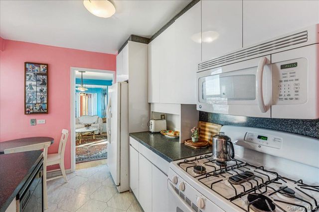 110-11 Queens Boulevard 31L, Forest Hills, NY 11375