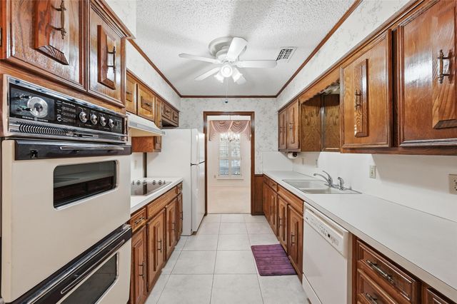 904 Shelley Drive, Arlington, TX 76012