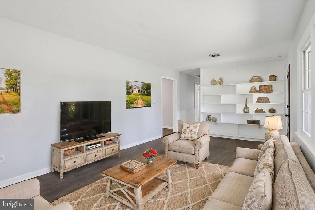 Image 7 of property listing at 103 WHAYLAND DR, Hebron, MD 21830