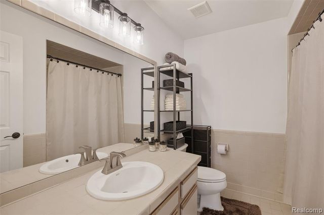 41600 Janet Drive, Clinton Township, MI 48038