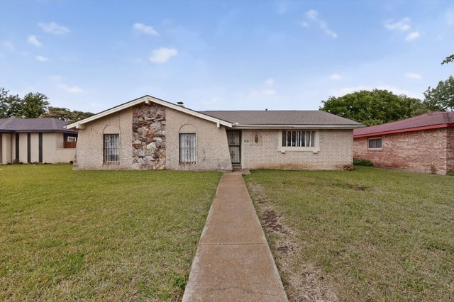 821 Cherry Hills Drive, Lancaster, TX 75134