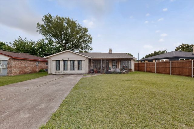 821 Cherry Hills Drive, Lancaster, TX 75134