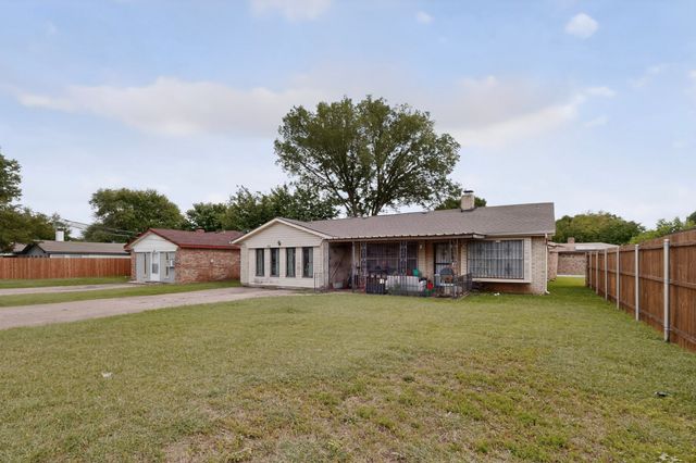 821 Cherry Hills Drive, Lancaster, TX 75134