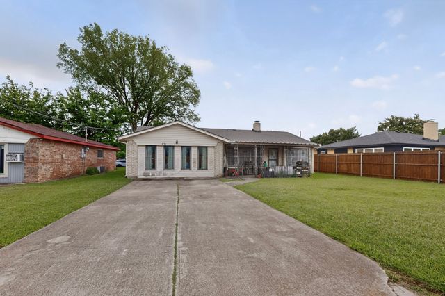 821 Cherry Hills Drive, Lancaster, TX 75134