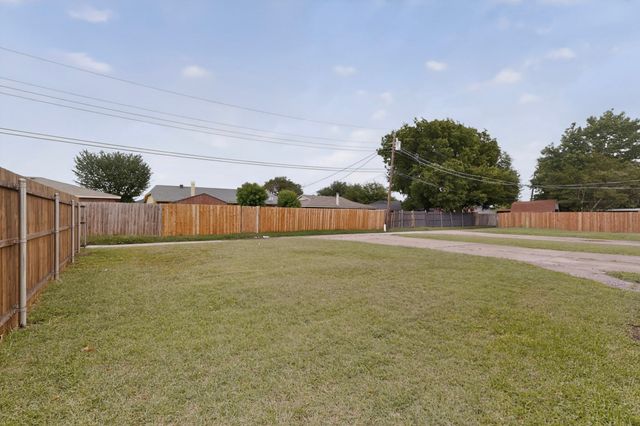 821 Cherry Hills Drive, Lancaster, TX 75134