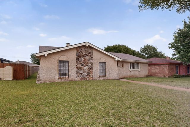 821 Cherry Hills Drive, Lancaster, TX 75134