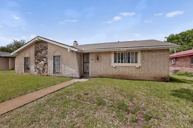 821 Cherry Hills Drive, Lancaster, TX 75134