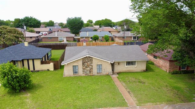821 Cherry Hills Drive, Lancaster, TX 75134