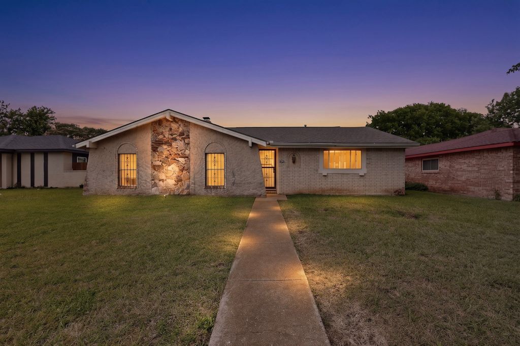 821 Cherry Hills Drive, Lancaster, TX 75134
