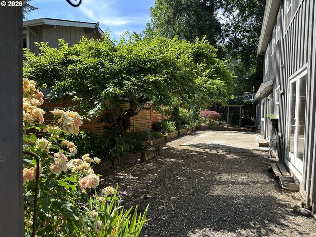 7670 Sw DANIELLE Ave, Beaverton, OR 97008