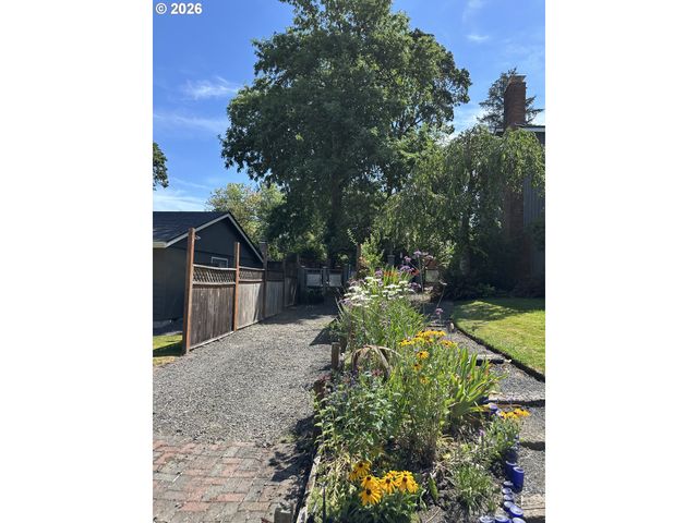 7670 Sw DANIELLE Ave, Beaverton, OR 97008