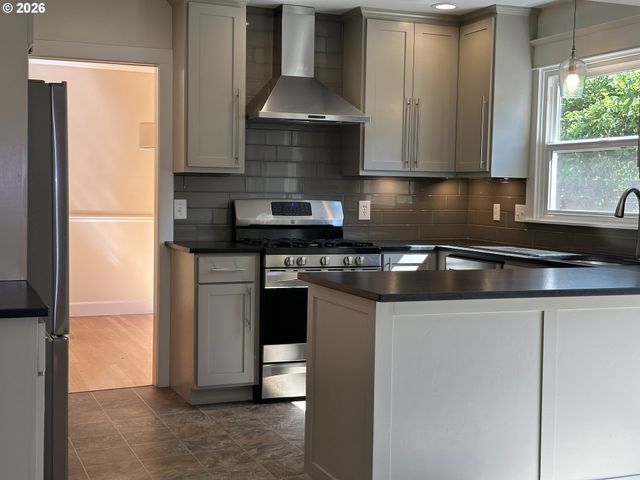 7670 Sw DANIELLE Ave, Beaverton, OR 97008