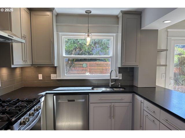 7670 Sw DANIELLE Ave, Beaverton, OR 97008