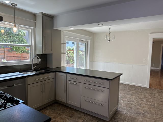 7670 Sw DANIELLE Ave, Beaverton, OR 97008