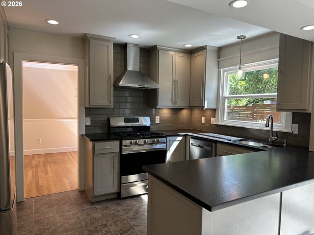 7670 Sw DANIELLE Ave, Beaverton, OR 97008